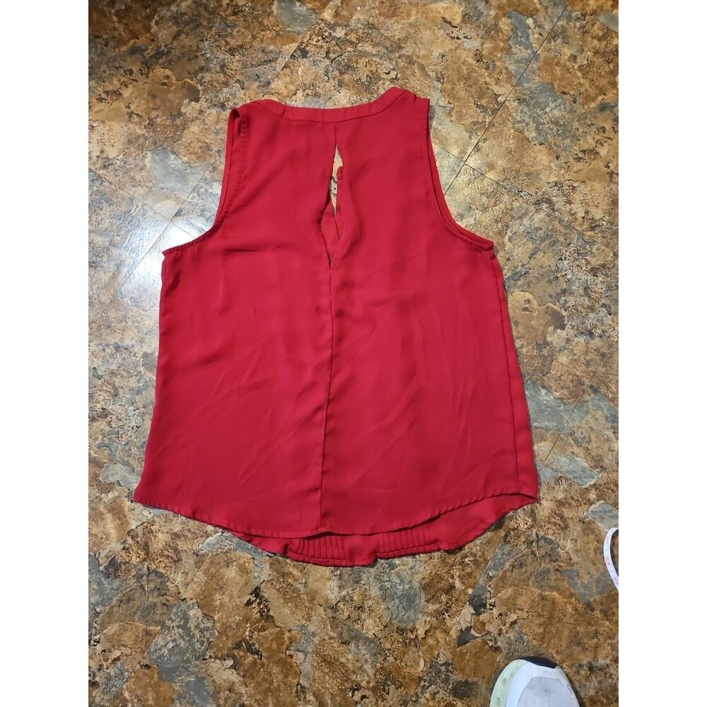 Buckle Red Sleeveless Pintuck Tank Top - Picture 6 of 6